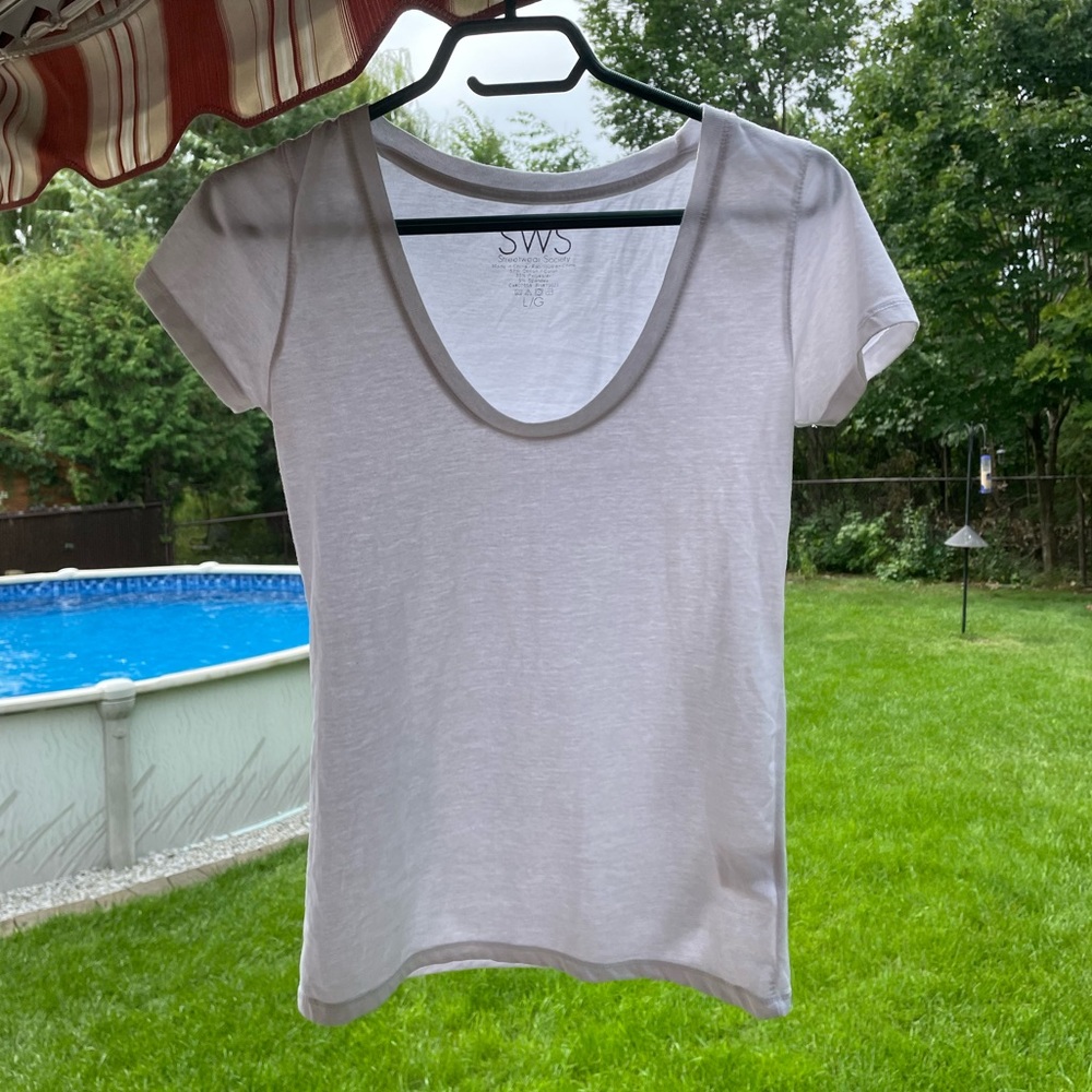 White tee